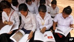 Although Cambodia has seen high enrollment at primary schools, about 95 percent, the rate of students dropping out of secondary and high school remains a problem, file photo. 