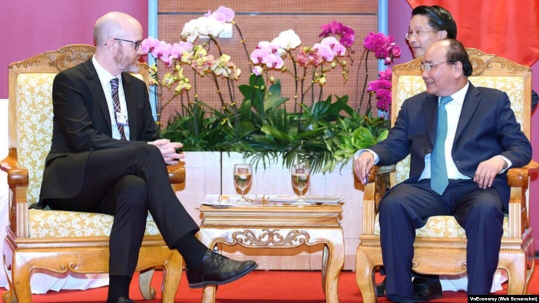 Thủ tướng Nguyễn Xuân Phúc (phải) trong buổi họp với ông Simon Milner-Phó Chủ tịch về Chính sách công tại châu Á-Thái Bình Dương của Facebook.