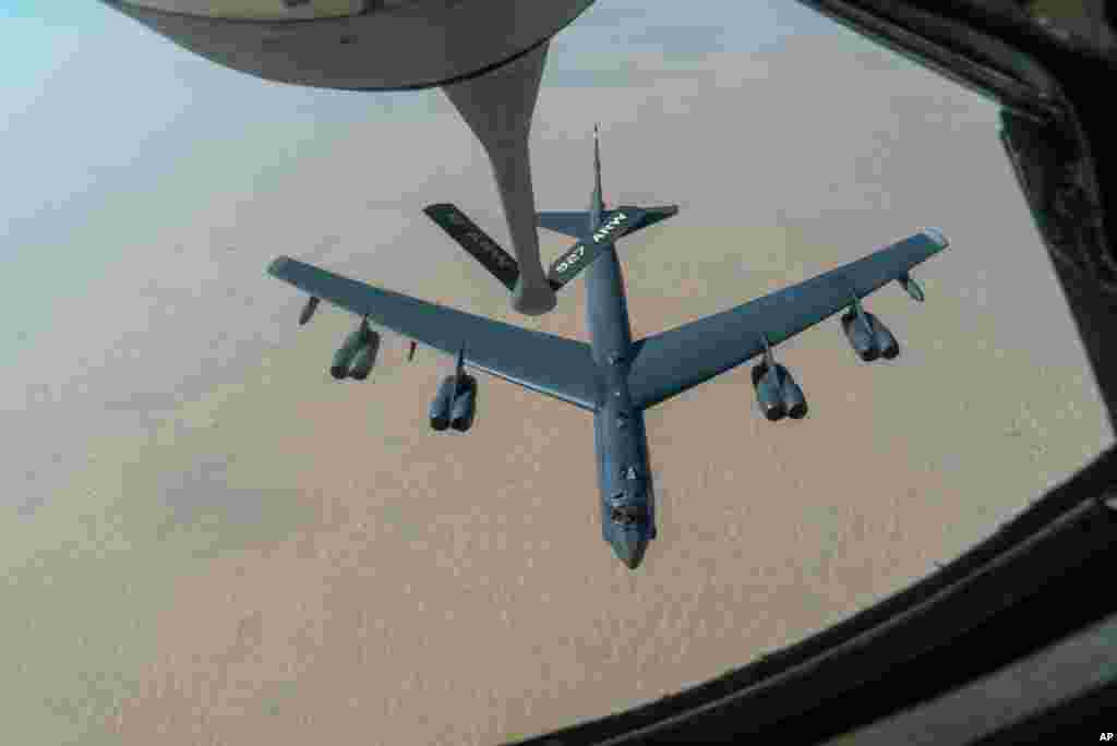 ستاد فرماندهی مرکزی ایالات متحده آمریکا موسوم به سنتکام اعلام کرد دو فروند بمب‌افکن بی‌ـ‌۵۲ با پرواز مستقیم و با سوختگیری هوایی از پایگاهی در ایالت داکوتای شمالی راهی خاورمیانه شدند.