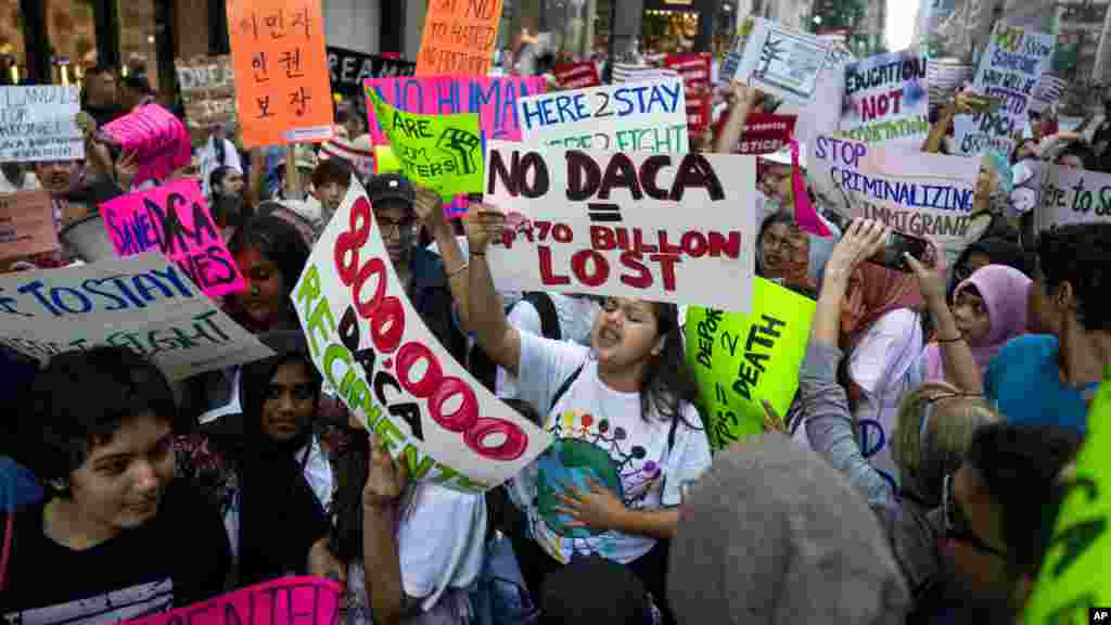 Manifestantes protestam contra o Presidente Trump em consequência das suas medidas relativas a DACA