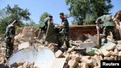 Enkaz altında canlı arayan Çinli jandarmalar