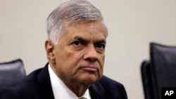 PM Ranil Wickremesinghe (69 tahun), dipecat oleh Presiden Maithripala Sirisena hari Jumat (26/10).