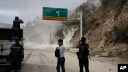 El corrimiento de tierras en Ecuador "probablemente" ocurrió "porque había fragilidad debido a la minería ilegal", dijo Correa.