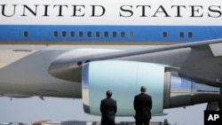 Dos agentes del Servicio Secreto montan guarda frente al avión presidencial Air Force One.
