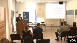 Menadžer UNDP-a za istraživanje “Puls javnosti” Atde Hetemi predstavlja najnoviji izveštaj u Prištini 