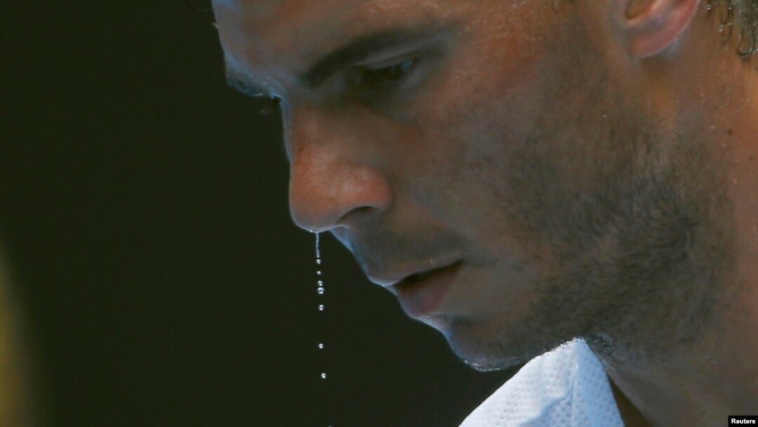Petenis Spanyol Rafael Nadal meneteskan peluh dalam pertandingan Australia Terbuka. Ambisi Nadal kembali menjadi pemain No. 1 dunia terhenti setela dikalahkan remaja Kanada dalam turnamen Montreal Masters, Kamis (10/8). (Foto:dok)