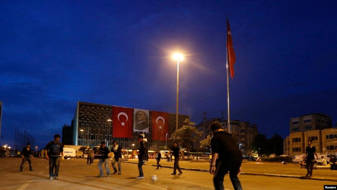 Demonstran anti-pemerintah bermain sepakbola di Lapangan Taksim, Istanbul, Turki, Kamis (13/6). 
