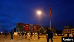 Demonstran anti-pemerintah bermain sepakbola di Lapangan Taksim, Istanbul, Turki, Kamis (13/6). 