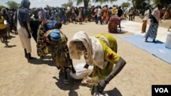 Para pengungsi di Sudan selatan antri pembagian bantuan makanan (foto: dok).