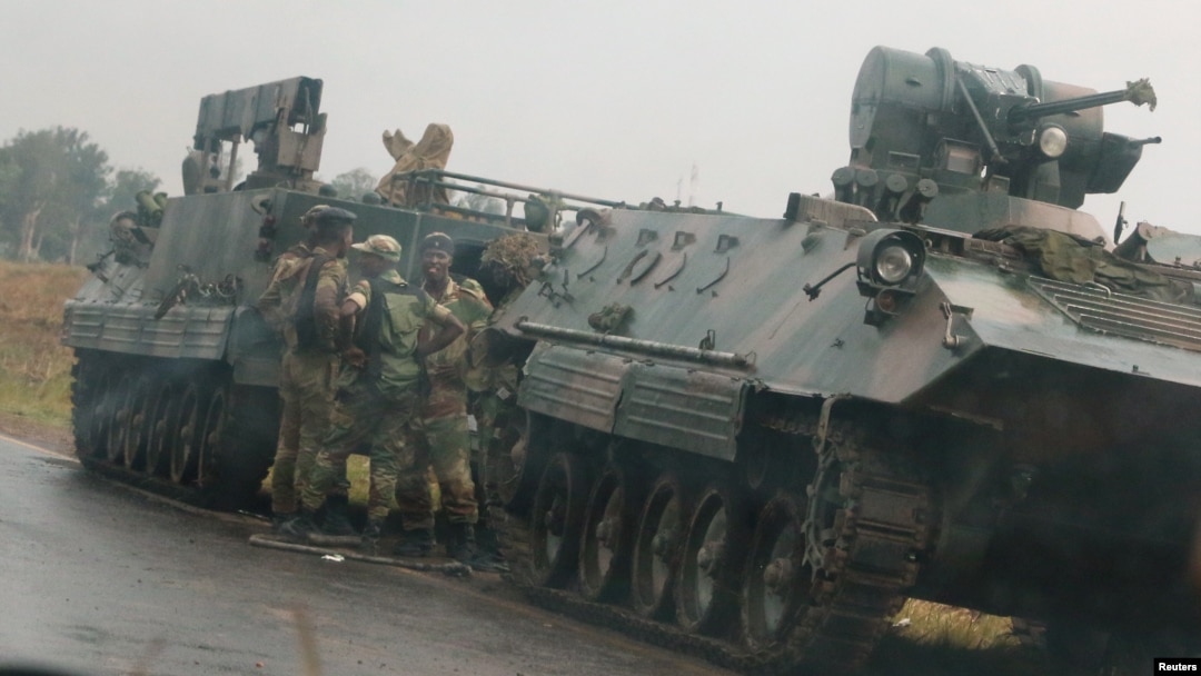 Beberapa tank militer tampak siaga di luar Harare, Zimbabwe, Selasa (14/11). 