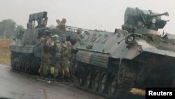 Beberapa tank militer tampak siaga di luar Harare, Zimbabwe, Selasa (14/11). 