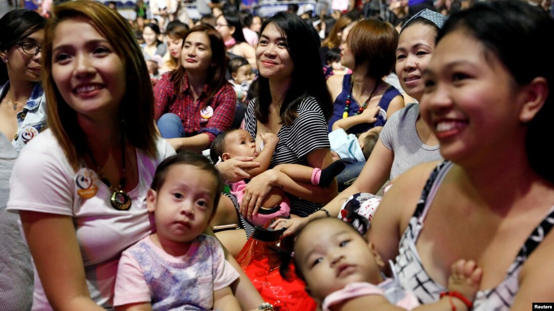 Ibu-ibu Filipina menggendong bayi-bayi mereka dalam acara menyusui masal selama satu menit untuk mempromosikan pemberian ASI, di Manila, Filipina, 5 Agustus 2017. 