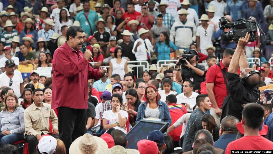 Presiden Venezuela Nicolas Maduro (kiri) saat berpidato di Caracas, Venezuela, 27 Juni 2017. 