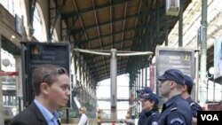 Polisi Perancis berpatroli di dalam stasiun kereta Gare du Nord di Paris. Aparat di Perancis, Inggris dan Jerman meningkatkan keamanan di fasilitas-fasilitas umum seperti ini.