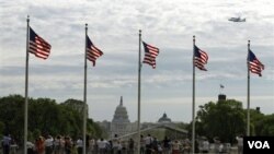 Discovery terbang melintasi daerah National Mall di Washington, DC.