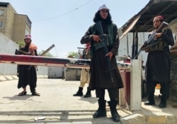 탈레반 전투 요원들이 17일 아프가니스탄 카불 주재 미국 대사관 인근 검문소에서 경계 근무를 하고 있다. 이 검문소는 미군이 관리하던 시설이다.