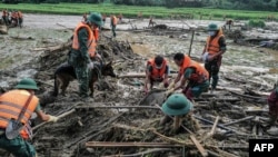 Quân đội tìm kiếm, cứu nạn ở Làng Nủ, Lào Cai, 12/9/2024, sau bão Yagi (Photo: AFP).