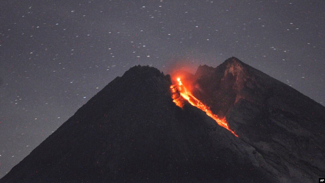 Gunung Merapi yang sedang erupsi terlihat dari Cangkringan, Yogyakarta, 29 Januari 2019. (Foto: AP)