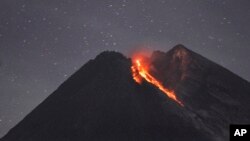 Gunung Merapi yang sedang erupsi terlihat dari Cangkringan, Yogyakarta, 29 Januari 2019. (Foto: AP)