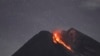 Gunung Merapi terlihat dari Cangkringan, Yogyakarta sedang memuntahkan material vulkanik, 29 Januari 2019. (Foto: AP)