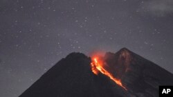 Gunung Merapi terlihat dari Cangkringan, Yogyakarta sedang memuntahkan material vulkanik, 29 Januari 2019. (Foto: AP)