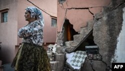 Preživjela smrtonosnog potresa magnitude 6,8 od 8. rujna stoji pokraj ruševina svoje oštećene kuće u planinskom selu Moulay Brahim.