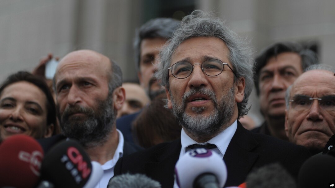 Dua wartawan Turki, Erdem Gul (kiri) dan Can Dundar (kanan) berbicara kepada media di Istanbul, Turki setelah penundaan sidang mereka Jumat (25/3).