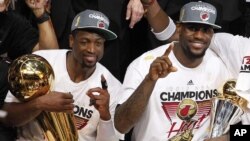 邁亞密熱火奪得美國NBA職業籃球賽總冠軍﹐韋德(左)手捧冠軍獎盃﹐勒邦.占士(右)獲得總決賽最有價值球員。
