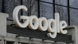 Logo google tersemat di kantor perusahaan teknologi tersebut yang berlokasi di New York, pada 26 Februari 2024. (Foto: AP/Seth Wenig)