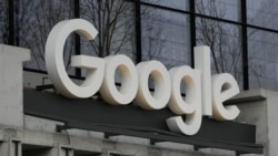 Logo google tersemat di kantor perusahaan teknologi tersebut yang berlokasi di New York, pada 26 Februari 2024. (Foto: AP/Seth Wenig)