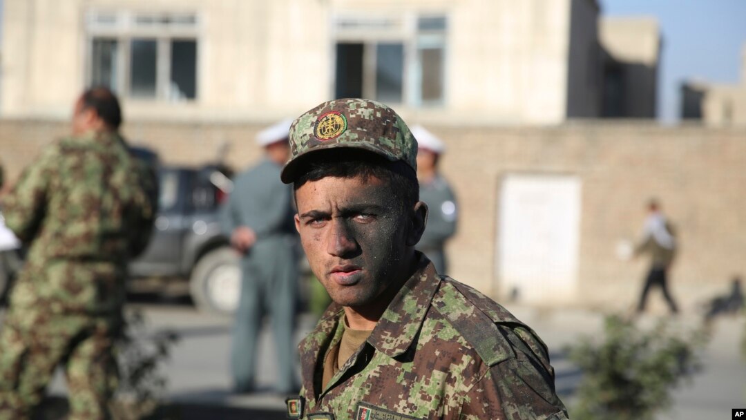 Một binh sĩ Afghanistan thoát nạn trong vụ nổ bom, 21/10/14