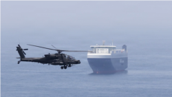 미군의 입체적인 호위 작전 아래, 미 육군 아파치(AH-64) 공격헬기가 호르무즈 해협을 통과하는 대형 민간 화물선 옆을 비행하며 근접 경계 임무를 수행하고 있다. 출처: 8월 27일 미 중부사령부 X  브리핑 영상 캡처.