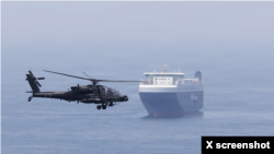 미군의 입체적인 호위 작전 아래, 미 육군 아파치(AH-64) 공격헬기가 호르무즈 해협을 통과하는 대형 민간 화물선 옆을 비행하며 근접 경계 임무를 수행하고 있다. 출처: 8월 27일 미 중부사령부 X  브리핑 영상 캡처.