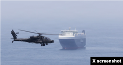 미 육군 아파치(AH-64) 공격헬기가 호르무즈 해협을 통과하는 대형 민간 화물선 옆을 비행하며 근접 경계 임무를 수행하고 있다. 출처: 8월 27일 미 중부사령부 X 브리핑 영상 캡처.