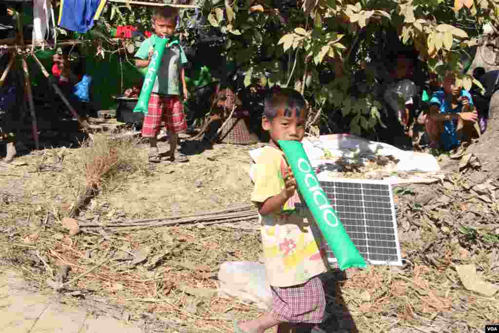  ဝါးတောင်စစ်ရှောင်စခန်းရှိ ကလေးငယ်များ