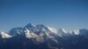 Gunung Everest, puncak tertinggi dunia, dan puncak pegunungan Himalaya lainnya terlihat melalui jendela pesawat selama penerbangan gunung dari Kathmandu, Nepal, 15 Januari 2020. (Foto: REUTERS/Monika Deupala)