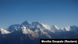 Gunung Everest, puncak tertinggi dunia, dan puncak pegunungan Himalaya lainnya terlihat melalui jendela pesawat selama penerbangan gunung dari Kathmandu, Nepal, 15 Januari 2020. (Foto: REUTERS/Monika Deupala)