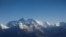 Gunung Everest, puncak tertinggi dunia, dan puncak pegunungan Himalaya lainnya terlihat melalui jendela pesawat selama penerbangan gunung dari Kathmandu, Nepal, 15 Januari 2020. (Foto: REUTERS/Monika Deupala)