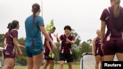 فاطمه پسندیده، بازیکن فوتبال ایرانی، در میان اعضای باشگاه فوتبال زنان بریزبن رور، در بریزبن