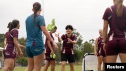 فاطمه پسندیده، در میان اعضای تیم فوتبال زنان باشگاه بریزبن رور در استرالیا