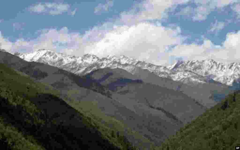 夹金山及其附近的高山