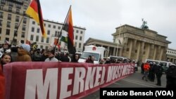 Des militants de l'extrême droite marchent lors d'une manifestation contre le gouvernement en face de la porte de Brandenburg à Berlin, Allemagne, le 12 mars 2016.