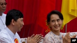 Pemimpin oposisi Myanmar Aung San Suu Kyi, kanan, dan activis pro demokrasi Min Ko Naing.