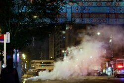 La policía en la ciudad de Washington lanza gases lacrimógenos a los manifestantes durante las protestas en el área del Barrio Chino, el 1 de junio de 2020.