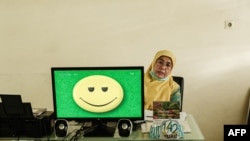 Foto yang diambil pada tanggal 23 Juli 2024 ini menunjukkan seorang staf sedang mempraktikkan terapi neurofeedback di Rumah Sakit Jiwa Marzoeki Mahdi, pusat rujukan nasional untuk layanan kesehatan mental, di Bogor, Jawa Barat.