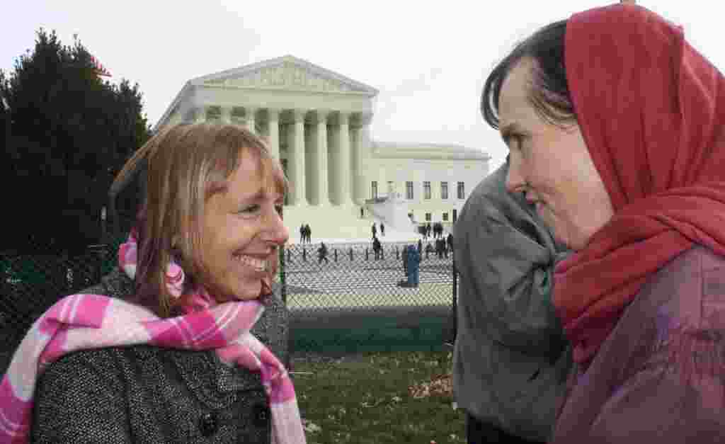 “En otros países se deben estar preguntado, que tipo de democracia hay en EE.UU. y qué tipo de democracia están tratando de impartir en otros países, si su propio sistema electoral está corrupto”, explicó a voanoticias.com Medea Benjamín directora de Code