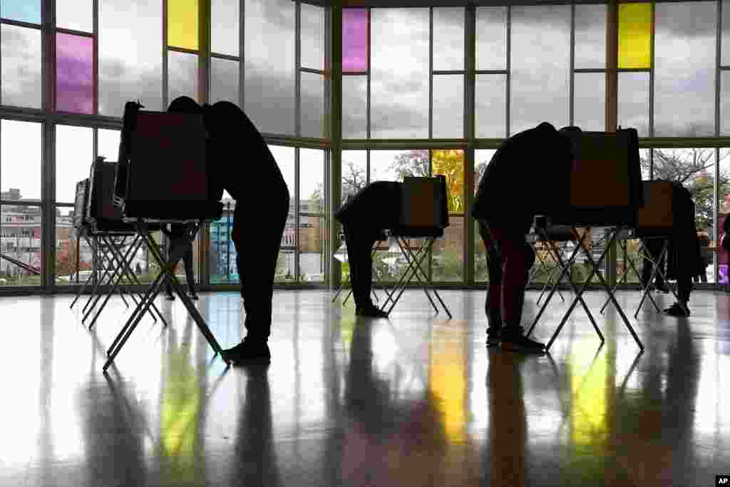 미국 선거가 열리 3일 투표소가 마련된 코네티컷주 스탬포드의 한 교회에서 사람들이 투표하고 있다. 