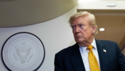 美国总统唐纳德·特朗普在抵达位于英格兰东部萨福克郡米尔登霍尔皇家空军基地后，在“空军一号”专机上与记者交谈。（2026年7月8日）