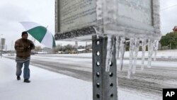 La tormenta de hielo ha dejado a millones de personas sin electricidad y se han cancelado más de 1.000 vuelos al norte de Texas. Alerta se extiende hasta el viernes por la noche.