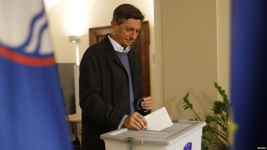 Sadašnji predsednik Slovenije, Borut Pahor, glasa na svom biračkom mestu u Novoj Gorici, na nedeljnim izborima u Sloveniji, 22. oktobar 2017.